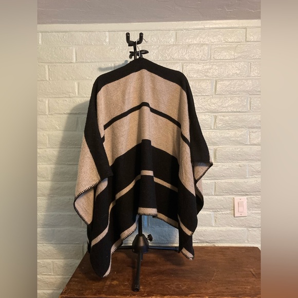 Jack and Missy Harper Wrap Poncho Sweater Beige and Black - Picture 2 of 3